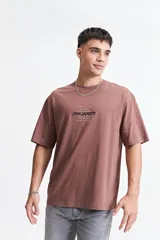 Remera negra de manga corta con corte oversize y estampado en la espalda con la frase "Free Spirits Freedom & Waves All Day / Every Day".