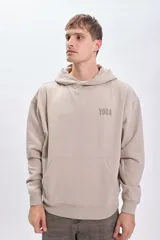 Canguro beige con capucha y estampa de Yoda con sable láser en la espalda.
