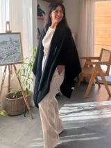 Pantalón de lino color blanco con finas rayas verticales negras, de corte recto y tiro alto.