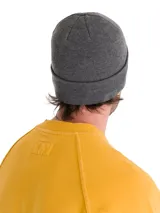 Gorro de lana amarillo con logo negro en el lateral.