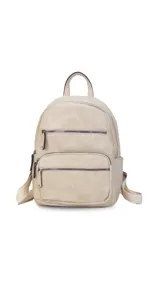 Mochila color rosa de símil cuero con bolsillos frontales con cierre. Tiene asa de mano rígida y correas regulables.