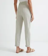 Pantalón zanahoria con cintura elástica y cordón ajustable, con estampado de rayas verticales.