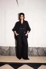 Pantalón holgado negro de lino con cintura elástica y cordones.