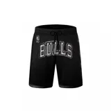 Short deportivo negro con logo de la NBA y el nombre "Bulls" estampado en el frente.