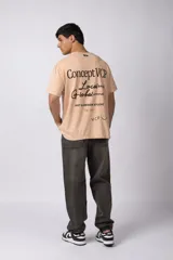 Remera color durazno con cuello redondo y mangas cortas. Estampas con tipografía manuscrita en el frente y la espalda.