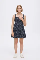 Vestido corto color rosa con estampado floral, breteles anchos y escote recto. Presenta frunces en el busto y falda con volados.