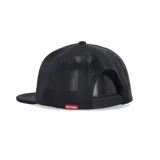 Gorra negra tipo trucker de la colaboración entre Etnies e Independent, con logo de Independent bordado en blanco en el panel frontal y paneles traseros de malla.