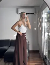 Musculosa blanca con breteles finos tipo strass y escote en V.