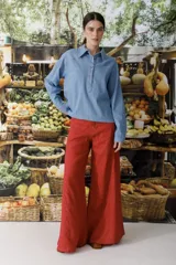 Pantalón de lino color crudo con finas rayas verticales negras, corte wide leg y tiro alto.