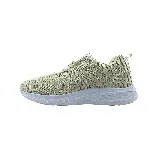 Zapatillas deportivas color beige con capellada de tejido de red y suela blanca.