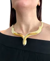 Collar corto rígido hecho artesanalmente en Grecia, en bronce enchapado en oro con acabado mate.