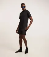 Remera deportiva negra de poliéster y elastano, con tecnología Dry, cuello redondo, manga corta y estampa jacquard.
