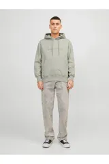 Hoodie tipo canguro color gris mineral, de manga larga con capucha y fit regular. Cuenta con un bolsillo y estampado de goma con tacto suave. Tejido Loop Back.