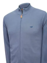 Sweater de punto color beige, con cuello alto y cierre frontal completo.