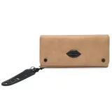 Billetera color beige con aplique de labios negros y correa de mano.