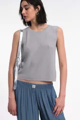 Pantalón de tela color celeste con textura arrugada, corte amplio y cintura elastizada.