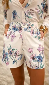 Short de tiro alto con estampado floral en tonos azules y violetas.