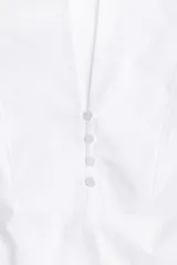 Camisa blanca de corte holgado con cuello en V y botones frontales.