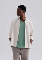 Camiseta de manga corta color rojo con cuello en V.