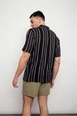 Short color beige de corte recto.