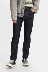 Pantalón de jean azul oscuro, corte skinny, tiro medio y bajo stretch.