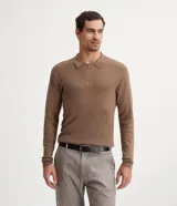Buzo marrón de viscosa con cuello polo y cremallera.
