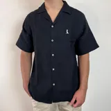 Camisa negra de muselina con manga corta y corte oversize.