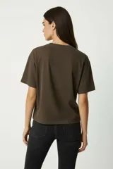 Remera corta de algodón con efecto lavado (acid wash) en color negro. Presenta un estampado frontal en blanco con texto "ROCK SOUL SINCE 2006 ON TOUR ROCK" y estrellas.