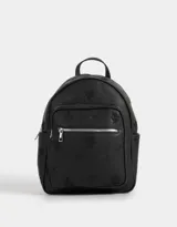 Mochila negra de cuerina con relieve y doble bolsillo frontal con cierre.