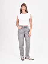 Pantalón jean gris de corte mom con tiro alto y lavado claro.