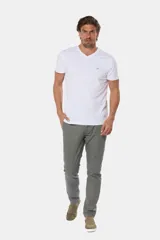 Pantalón de lino color beige, de corte recto y cintura elastizada.