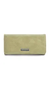 Billetera larga color verde oliva, con broche a presión. Interior tipo abanico con tres reparticiones, visor, tarjeteros, bolsillos internos y dos bolsillos con cierre. Monedero con cierre y visor atrás.