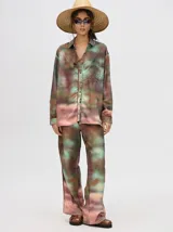 Camisa oversize de viscosa con estampado abstracto en tonos marrones, verdes y rosados. Tiene cuello clásico, manga larga y bolsillo cuadrado en el frente.