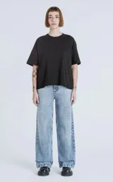 Pantalón de denim celeste con lavado gastado, corte wide leg y cinco bolsillos.