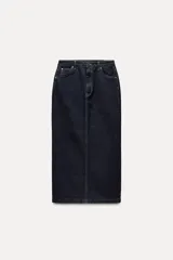 Falda larga de jean azul oscuro, de tiro alto y corte recto. Tiene cinco bolsillos, trabillas en la cintura, pespuntes a contraste, abertura en la parte trasera y cierre frontal con cremallera y botón metálico.
