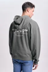 Canguro gris con capucha, cordón ajustable, bolsillo tipo canguro y puños y cintura acanalados. Estampa frontal con la frase "Music Soothes the Soul" y coordenadas.