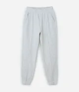 Pantalón deportivo color morado, de algodón y poliéster, con cintura elástica y bolsillos laterales.