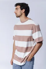 Remera de mangas cortas con cuello redondo y diseño a rayas horizontales color visón y blanco.