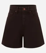 Short de sarga color blanco, corte mom, tiro alto, con trabillas en la cintura y bolsillos. Tiene cierre tradicional por botón y cremallera.