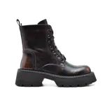 Bota de plataforma color marrón, con cierre frontal de cordones y suela robusta.