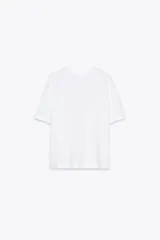 Camiseta color beige de lino con cuello en V y mangas cortas.