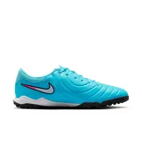 Championes de fútbol Nike Tiempo Legend 10 Academy, color celeste con detalles en blanco y rosa.