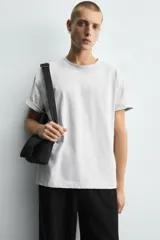 Bandolera negra de nylon con solapa y cierre magnético. Tiene correa ajustable con mosquetón y bolsillo interior.