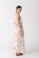 Vestido largo de popelina con estampado floral, cuello redondo, corte semi halter y lazos frontales para atar.