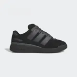 Championes Adidas Forum 2000, color negro con detalles en gris. Inspirados en el básquet de los años 2000, con exterior de cuero, gamuza y malla, cordones gruesos y suela de caucho.