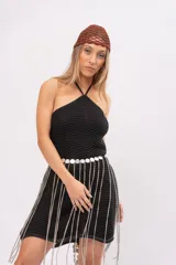 Vestido corto negro de algodón con cuello halter y espalda descubierta.