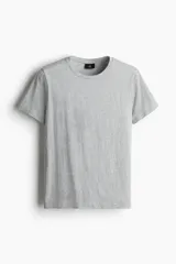 Remera gris de corte ajustado, cuello redondo y manga corta.
