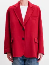 Abrigo rojo de corte estructurado con dos botones frontales y costura a la vista en el cuello.