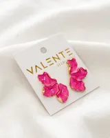 Par de aros colgantes con forma de flor, color fucsia con borde dorado.