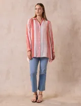 Camisa color beige claro, de corte recto y mangas 3/4 con botón para sujetar.